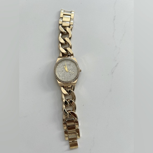 Kendall and Kylie watch - Picture 2 of 6